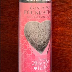 IT Limited edition heart-shaped foundation brush